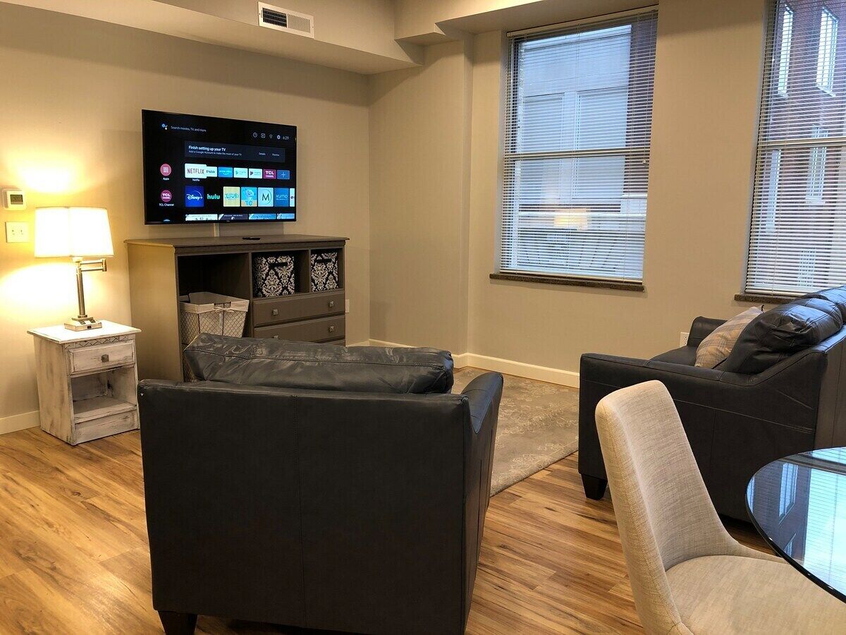 205 New Downtown apartment living - Queen - Wi-Fi