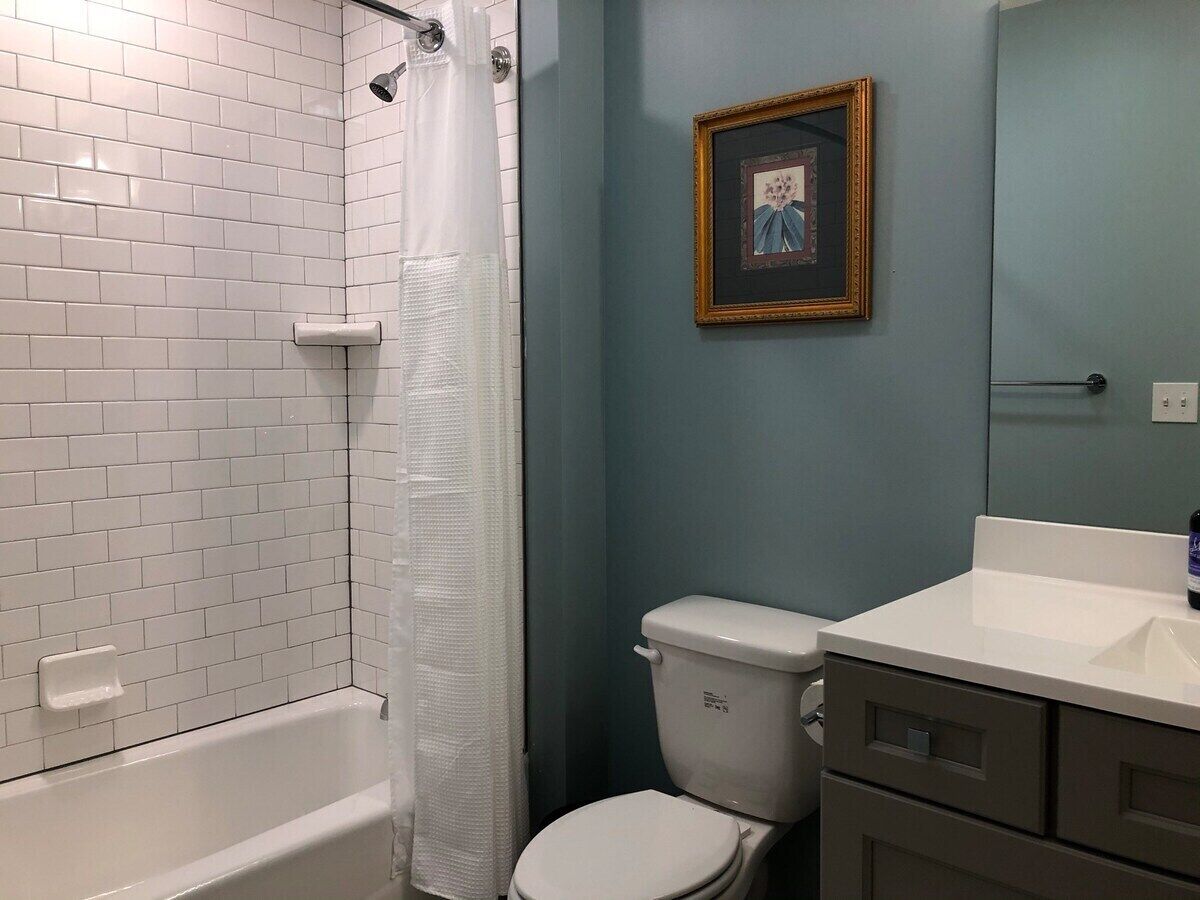 208 New downtown living Studio Queen fast Wi-Fi