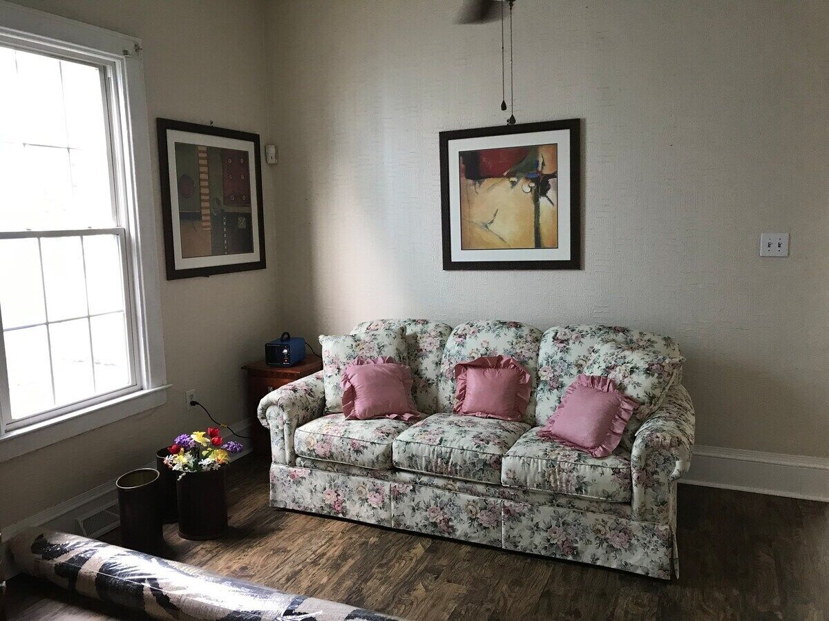 King & 2 Queens 55” Smart TV cable Convenient