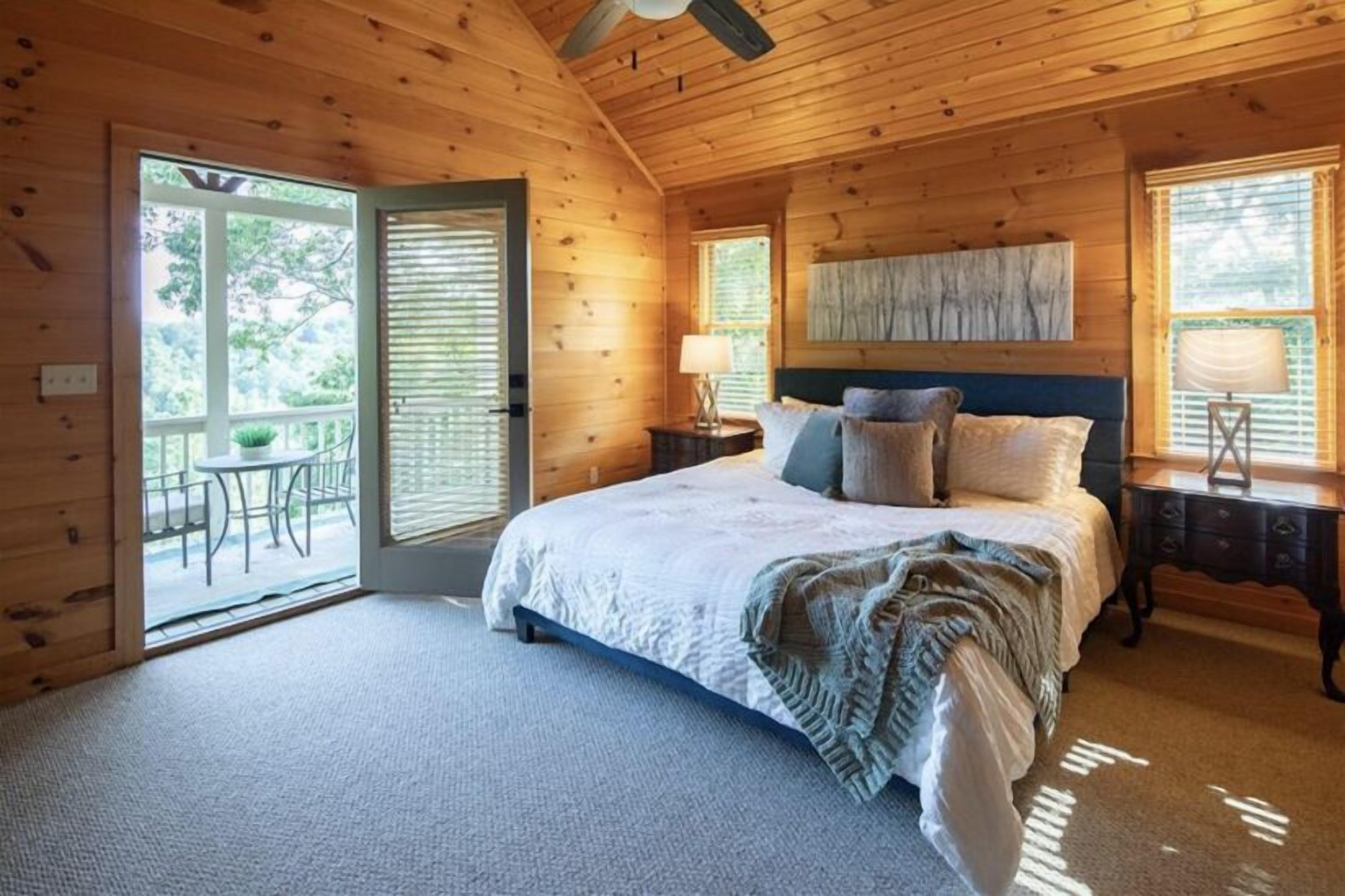 Cabin Home with views of Mountain  ridge line, Toccoa River and Blue Ridge train