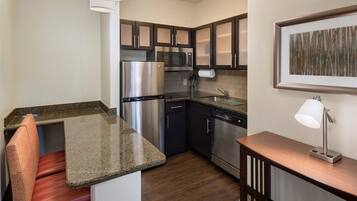 Een koelkast, een magnetron, een kookplaat, een vaatwasser