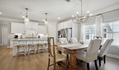 Luxury Home Walk to Beach / Restaurants EV Charger / new construction built 2022