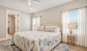Room - Luxury Home Walk to Beach / Restaurants EV Charger / new construction built 2022 (Gulfport)