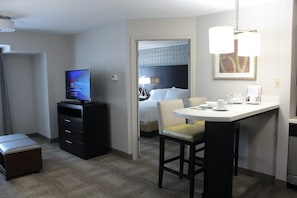 1 bedroom, iron/ironing board, free WiFi, bed sheets - King Suite w/ Pool & Gym Access. FREE Breakfast! (Miamisburg)