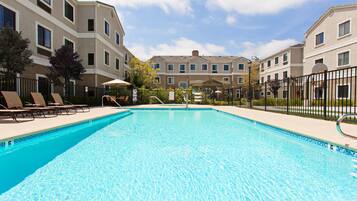 Een verwarmd zwembad