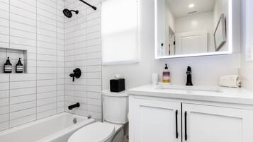 Duschwanne, Haartrockner, Handtücher, Seife