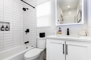 Ensemble douche/baignoire, sèche-cheveux, serviettes fournies, savon