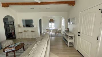 Smart-TV, DVD-Player, Bücher, Stereoanlage