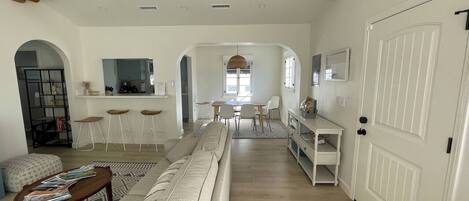 TV connectée, lecteur de DVD, livres, chaîne hi-fi