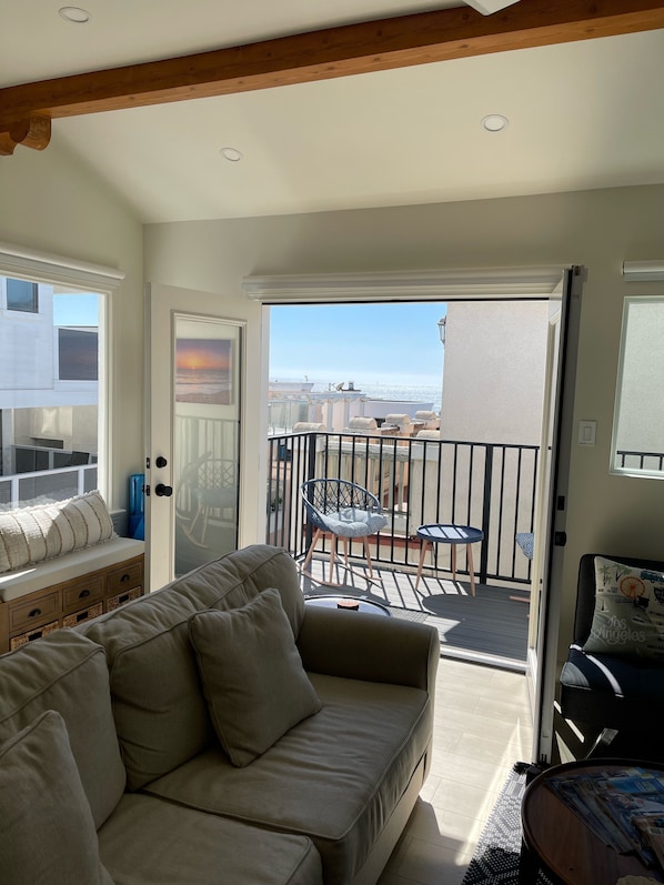 Smart TV, DVD player, books, stereo - Steps to the beach,Newly remodeled Ocean Views, luxury living at its best! (Manhattan Beach)