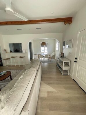 Älytelevisio, DVD-soitin, kirjoja, stereot