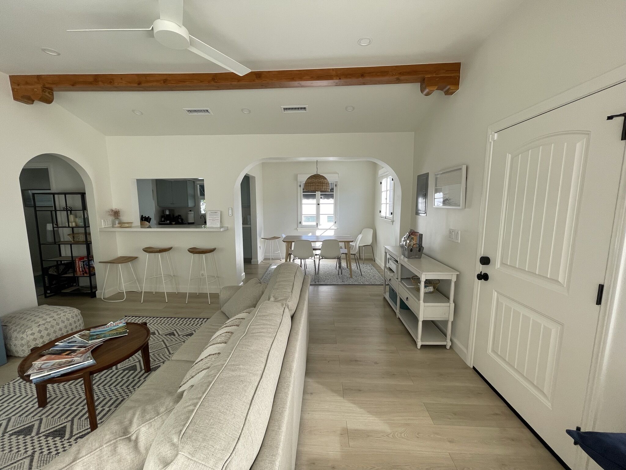 TV connectée, lecteur de DVD, livres, chaîne hi-fi