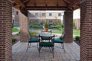 Outdoor dining - 2 Bedroom | Comfortable Suite Near Cleveland (Stow)