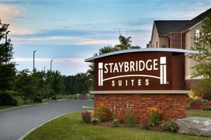 Property grounds - 2 Bedroom | Comfortable Suite Near Cleveland (Stow)
