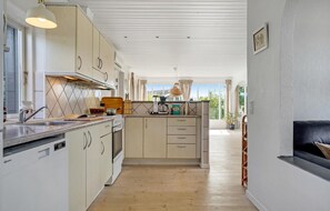 Fridge, oven, stovetop, dishwasher - Stunning home in Otterup with kitchen (Otterup)