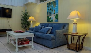 Casa, varias camas, patio, vista al jardín | Área de sala de estar | Televisión de 40 pulgadas con canales digitales