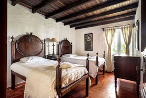 4 habitaciones, tabla de planchar con plancha, wifi y ropa de cama 