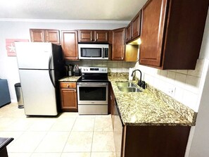 冰箱、微波炉、炉灶、洗碗机