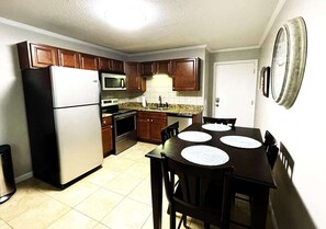 冰箱、微波炉、炉灶、洗碗机