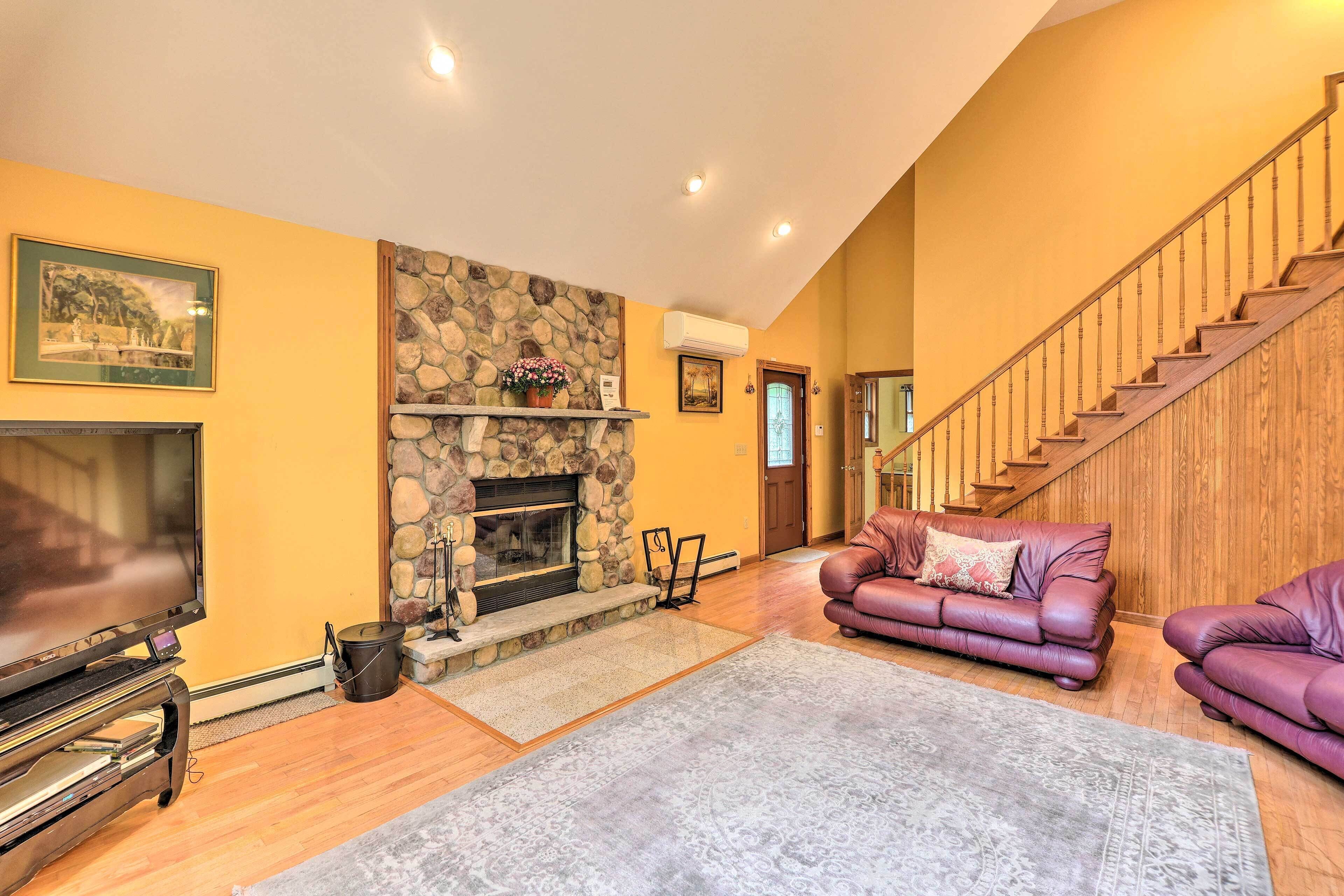 Big Bass Lake Family Cabin w/ Bar & Pool Table!