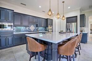 Kühlschrank, Mikrowelle, Herdplatte, Geschirrspüler