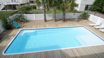 Una piscina al aire libre, una piscina climatizada