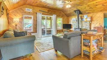 Fernseher, Kamin, DVD-Player, Bücher
