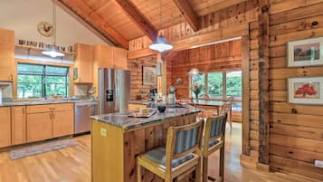 Fridge, microwave, stovetop, dishwasher