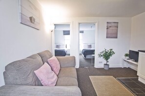 Apartamento, baño privado | Salón