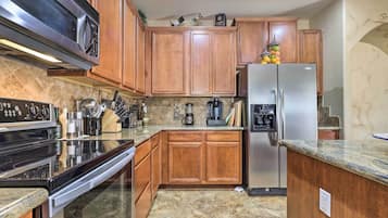 Geladeira, micro-ondas, cooktop, lava-louças