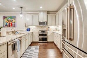 Fridge, microwave, oven, dishwasher - Gorgeous College Station Townhome w/ Patio! (College Station)