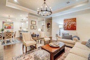 TV, books - Gorgeous College Station Townhome w/ Patio! (College Station)