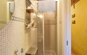 Baignoire, séchoir à cheveux
