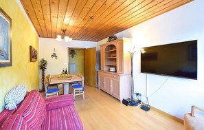 Una televisión, una chimenea