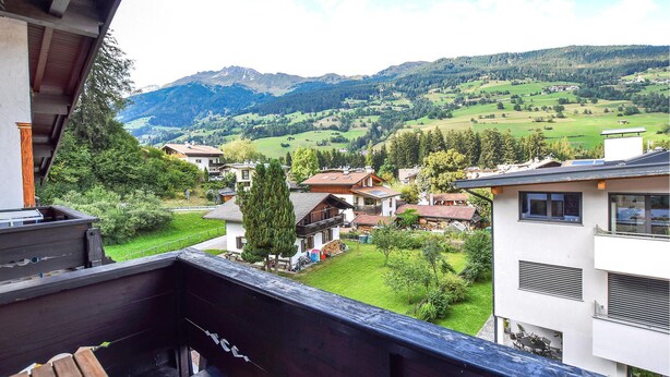 A balcony with a view of a village and mountains. - Amazing apartment in Racines/Ratschings (Racines/Ratschings)