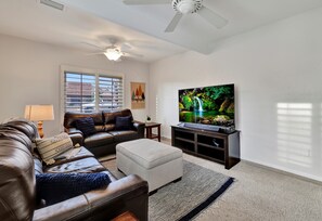 Smart TV, fireplace - Spring Training, Heated Pool, Big Yard, Grill, Quiet Neighborhood (Peoria)