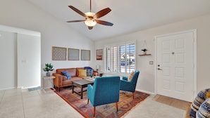 A spacious living room with a ceiling fan, a sofa set, two armchairs, a coffee table, and a large window with blinds. - Spring Training, Heated Pool, Big Yard, Grill, Quiet Neighborhood (Peoria)