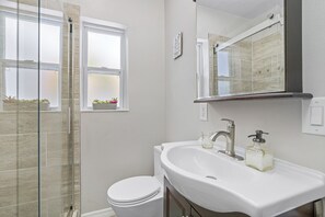 Een douche, een haardroger, handdoeken, zeep