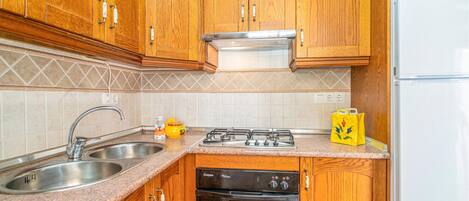 Een koelkast, een kookplaat, een koffiezetapparaat/waterkoker