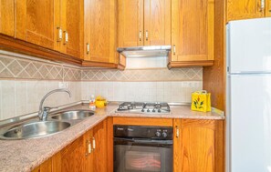 Kühlschrank, Herdplatte, Wasserkocher mit Kaffee-/Teezubehör