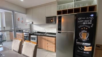 Frigorifero, microonde, forno, piano cottura