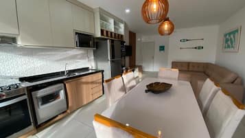 Geladeira, micro-ondas, fogão, cooktop