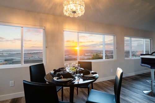 Spectacular WaterView-New Penthouse Villa private hottub deck fire pit table bbq