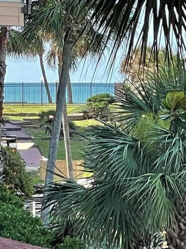 Gorgeous 1 bedroom beach front condo. Sleeps 6