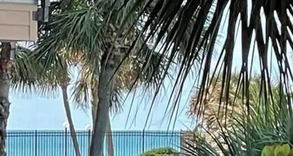 Gorgeous 1 bedroom beach front condo. Sleeps 6