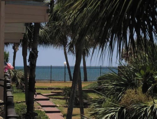 Gorgeous 1 bedroom beach front condo. Sleeps 6