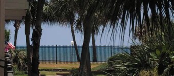 Gorgeous 1 bedroom beach front condo. Sleeps 6