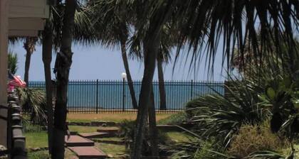 Gorgeous 1 bedroom beach front condo. Sleeps 6