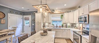 2 Mi to Downtown: Luxe Greenville Retreat!