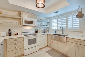 Fridge, microwave, stovetop, dishwasher - Siesta Key Condo w/ Heated Pool < 1 Mi to Beach (Sarasota)